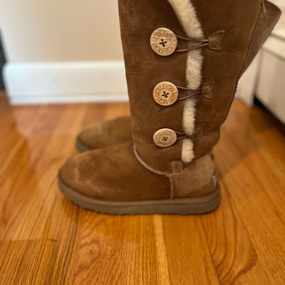 UGG Bailey Button II Tall Shearling Lined Suede Boots in Chestnut Sz. 6 - Picture 8 of 8
